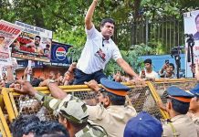 सीबीएसईच्या पुनर्मूल्यांकनाच्या गोंधळाने विद्यार्थ्यांचे परदेशी प्रवेश, शिष्यवृत्ती आणि आयआयटीची स्वप्ने गिळंकृत केली.