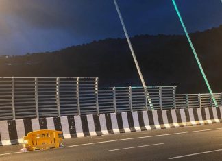 क्रॉसविंड्स हाताळण्यासाठी MSRDC eway च्या नवीन लिंक ब्रिजवर पवन अडथळे बसवते